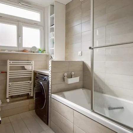 Spacious And Luminous 2br Near Center - Welkeys * リール